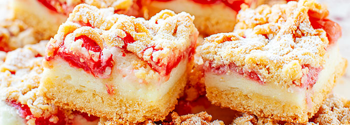 Ciasto z truskawkami i lekką, budyniową pianką